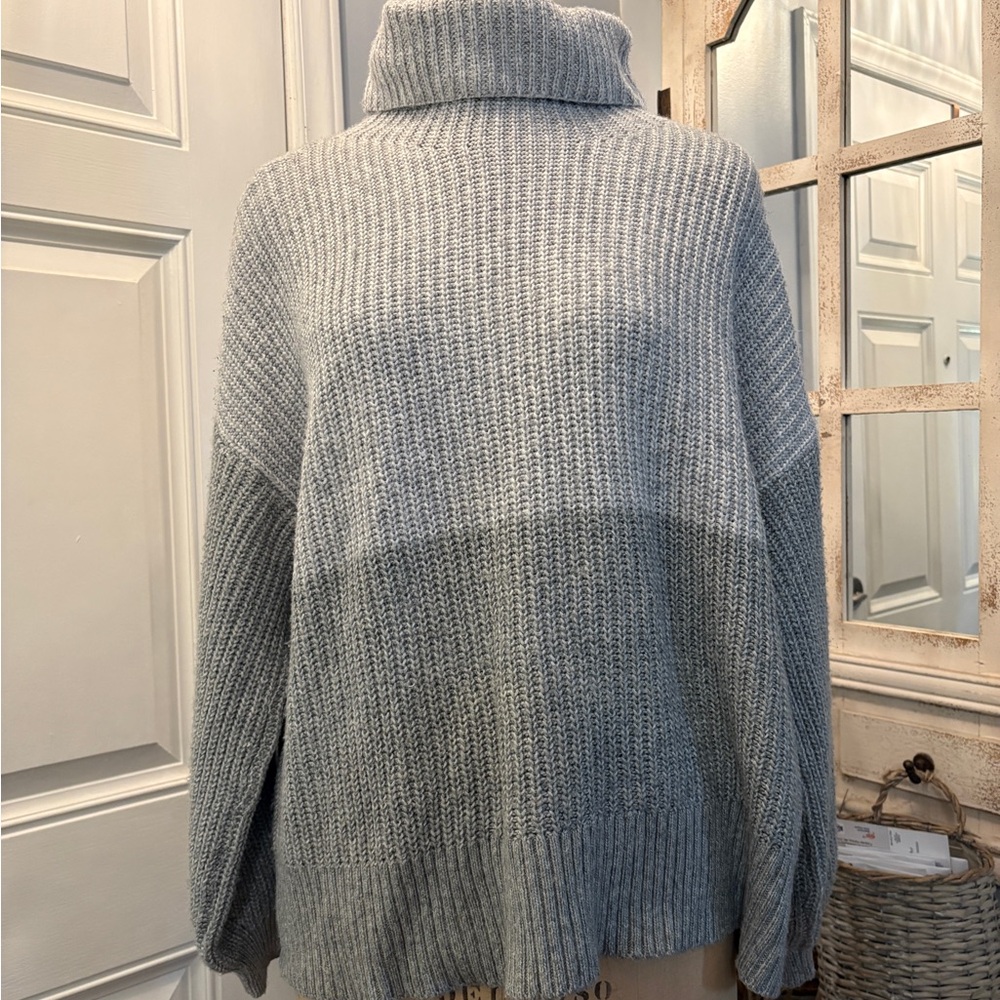 American Eagle Outfitters Oversized Chunky‎ Light Gray Turtleneck Sweater Size S